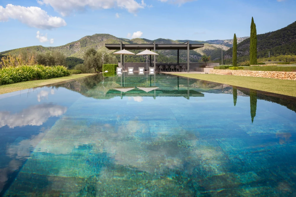 Una foto de una propiedad en Mallorca en la que se muestra su piscina.